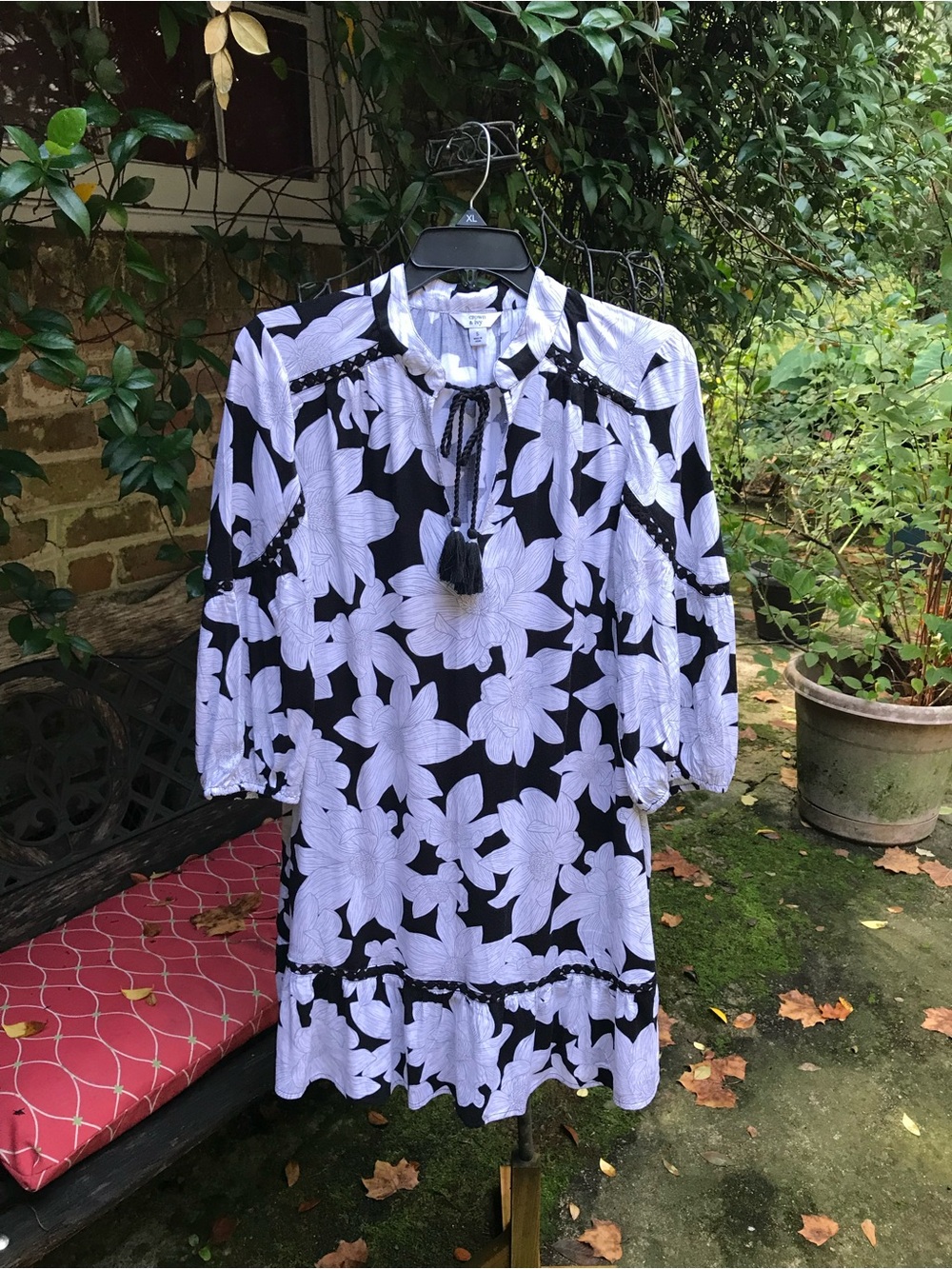 Crown & Ivy- BLACK/WHITE FLORAL PRINT SHIFT DRESS- Size Small- EUC